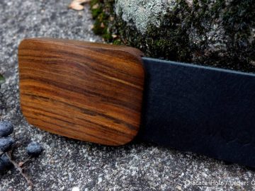 Chacateholz mit schwarzem Lederguertel Holzguertel auf Steinen